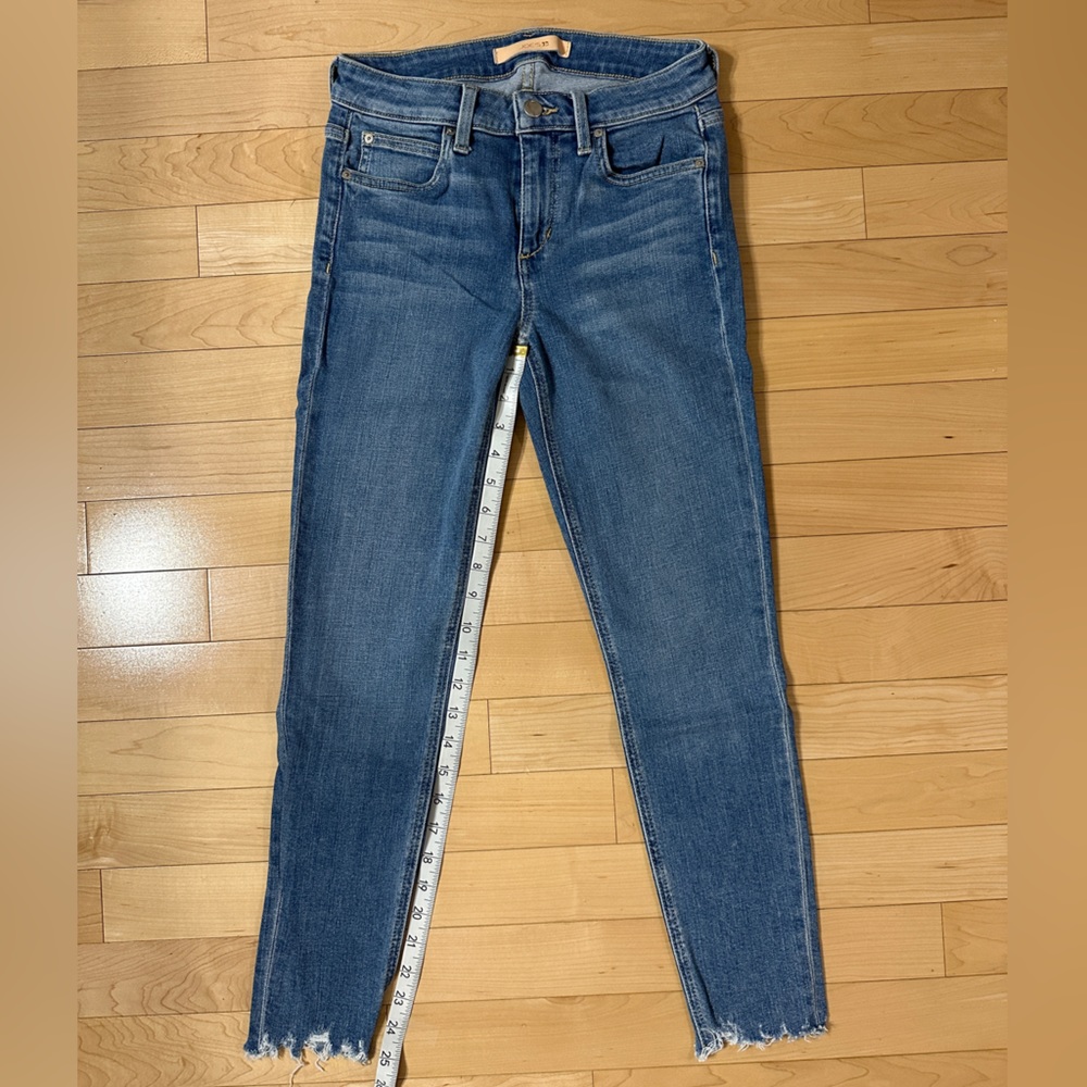 Joe’s Jeans Mid Rise Skinny Crop
The Icon